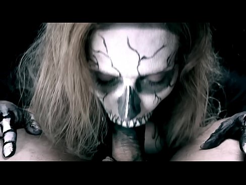 ❤️ Demona knabino suĉanta kokon per sia nigra buŝo kaj glutante kumon. ❤❌ Seksofilmeto ĉe ni ☑